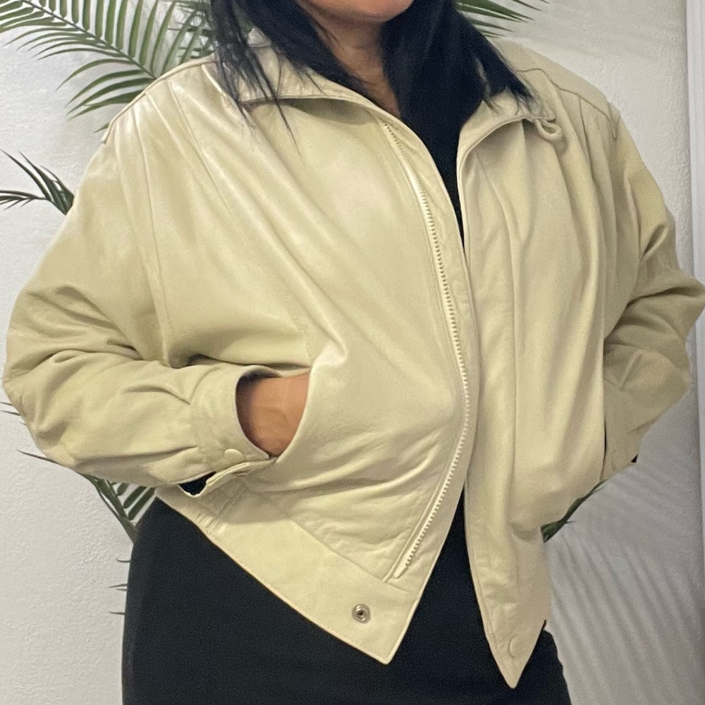 Vintage 💯 Leather Plush Cream Bomber Jacket with Relaxed Fit